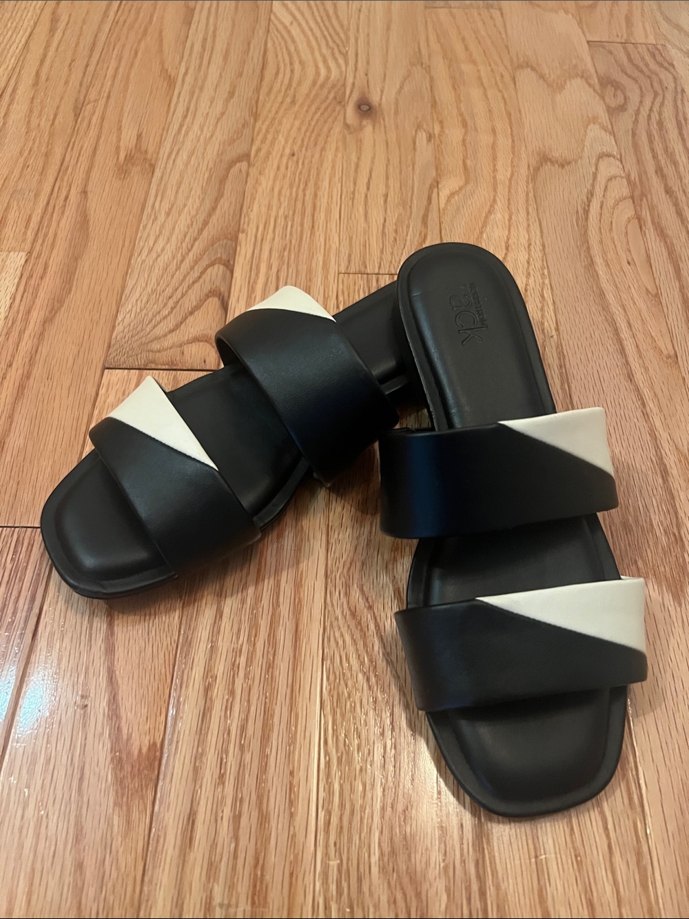 NWOB Nordstrom Size 7M Two-Tone Black & Ivory Vanilla Slide Cushioned Sandals